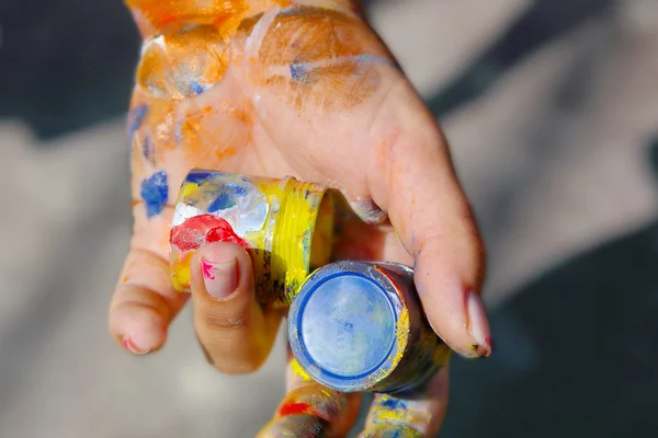 Vrouwelijke hand met kleur buizen — Stockfoto