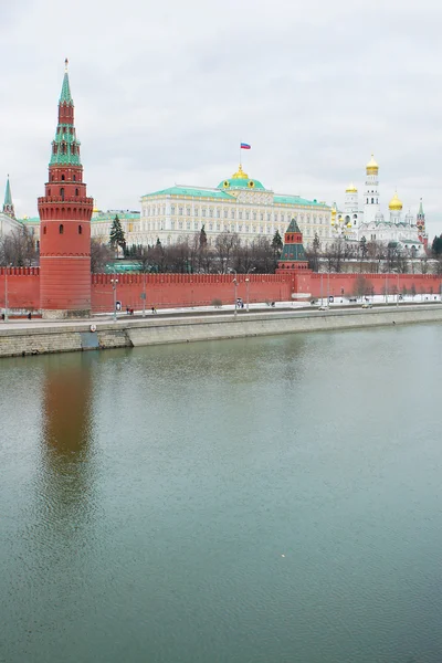 Carré rouge et vue sur la rivière moscou en hiver — Photo