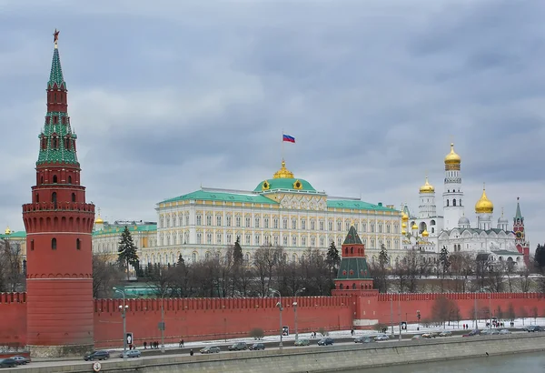 Kremlin de Moscú y edificio del gobierno —  Fotos de Stock