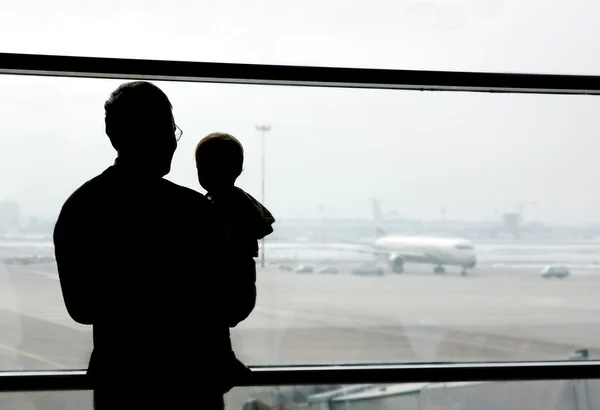 Padre e hijo mirando aviones —  Fotos de Stock