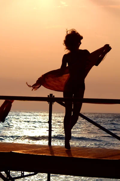 Silhouet van meisje dansen met sjaal — Stockfoto
