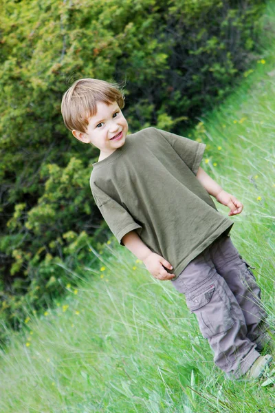 Bonito menino no fundo natural — Fotografia de Stock