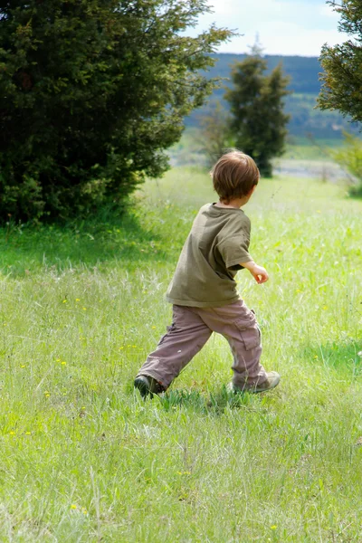 Lopende jongen op natuurlijke achtergrond — Stockfoto