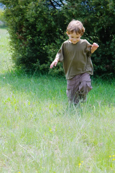 Söt pojke körs på natur — Stockfoto