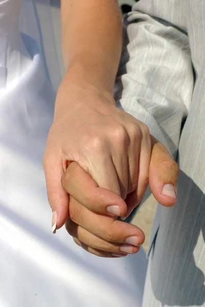 Brudens och brudgummens händer — Stockfoto