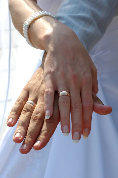 Anillos de boda en las manos de los recién casados —  Fotos de Stock