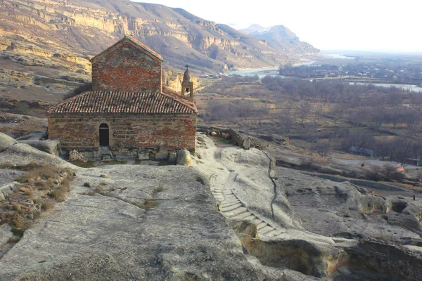 Старая каменная церковь в горах — стоковое фото