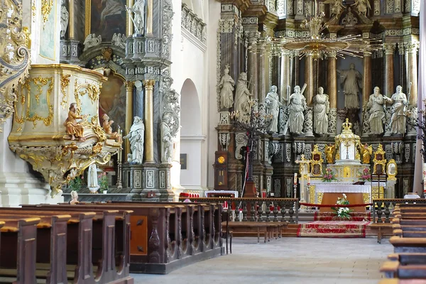 Domkyrkan interiör med altaret och säten — Stockfoto