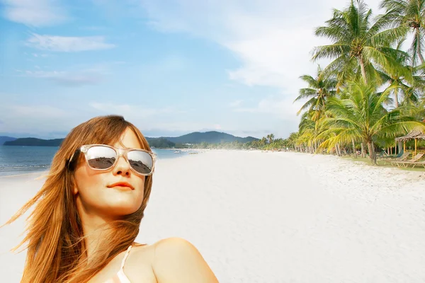 Jong meisje op zand strand in de tropen — Stockfoto