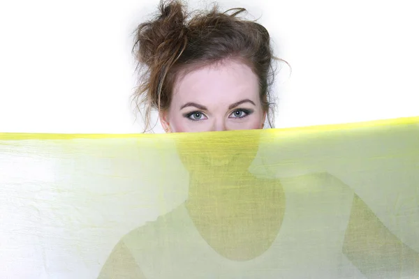Šťastná dívka s žlutou šálu přes bílý — Stock fotografie
