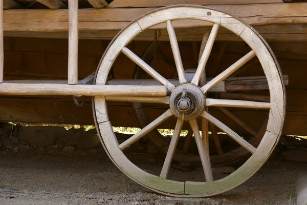 Старое деревянное колесо — стоковое фото