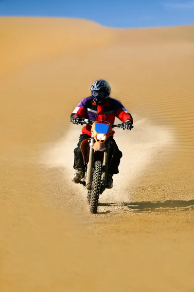 Moto Racer unterwegs in der Wüste — Stockfoto