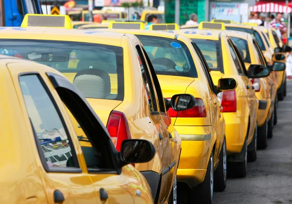 Muchos taxis amarillos en la calle Imagen De Stock