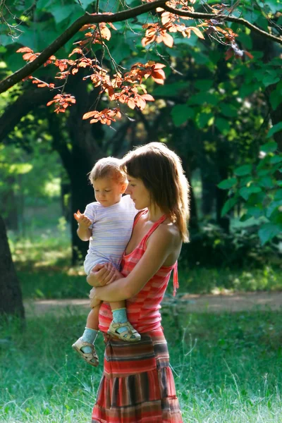 Pregnant woman with baby in park — Stock Photo, Image