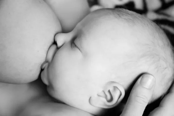 Κοντινό πλάνο νεογέννητο μωρό κοντά στήθος Εικόνα Αρχείου