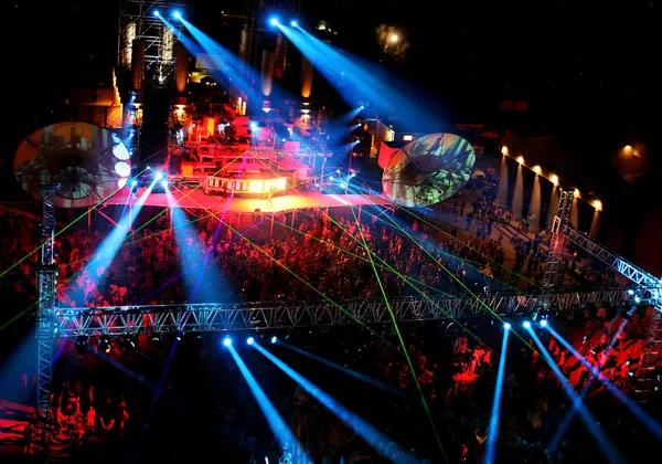 Bailando por la noche concierto al aire libre Imagen De Stock