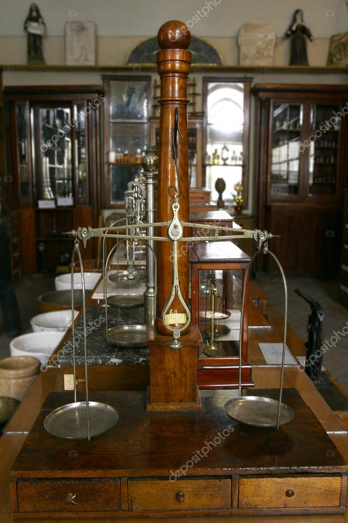 Altmodische Waagen in der Drogerie - Stockfotografie: lizenzfreie Fotos