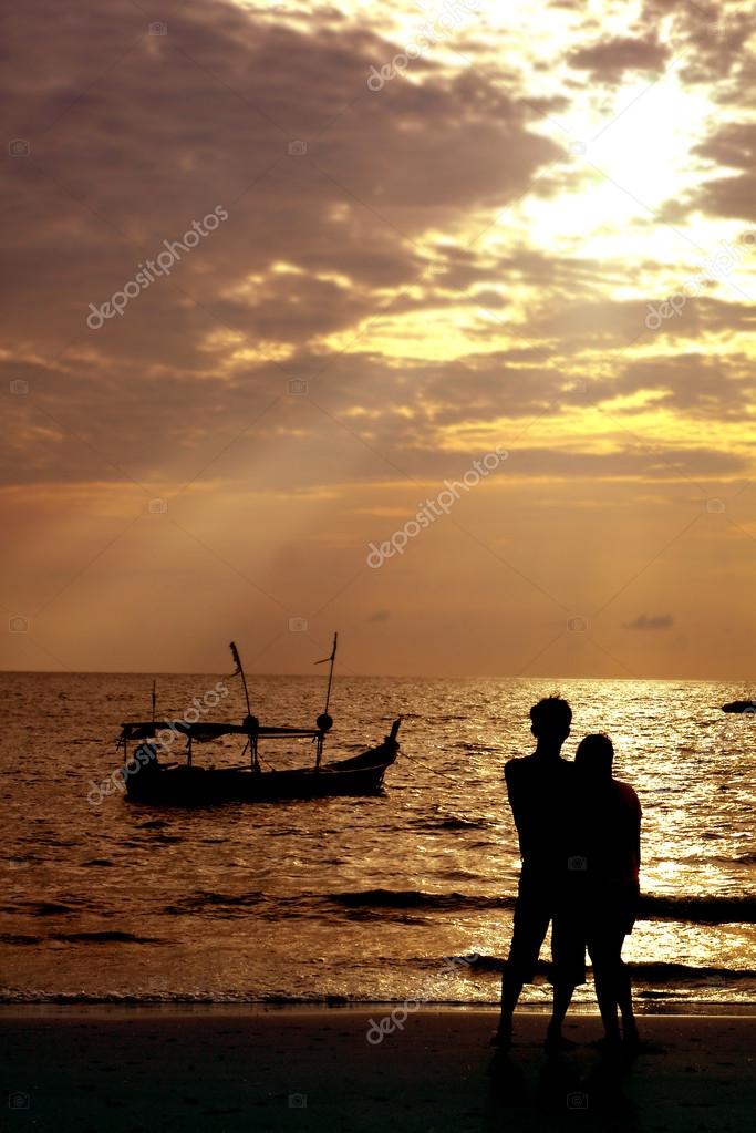 Couple Damoureux Sur La Plage Au Coucher Du Soleil