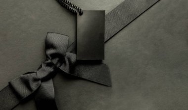 Kara Cuma indirimli afişi. Siyah kurdeleli ve etiketli modern minimal tasarım. Promosyon, reklam, web, sosyal ve moda reklamları için şablon.