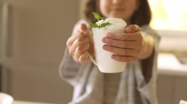 Çocuk elinde pasta, evde çocuklarla yemek pişirmek, tatlı hazırlamak.