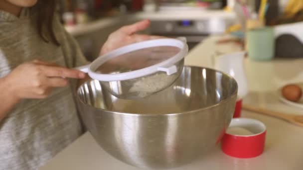Dziewczynka przygotowuje mieszankę na ciasto w kubku, deser pieczenia, gotowania z dziećmi w domu — Wideo stockowe