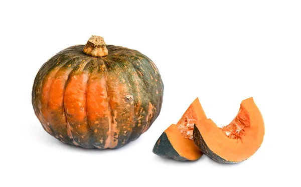 Zucca verde e arancio isolata su verdura bianca, cruda di zucca biologica, simbolo di Halloween e Ringraziamento — Foto Stock