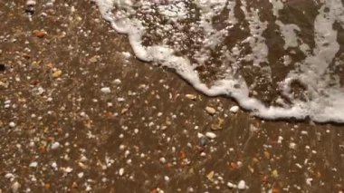 Kumsaldaki su dalgaları, turistik yerler, su bakımı konsepti.