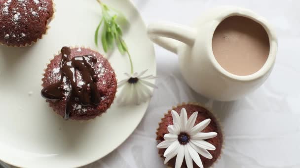 Hemmagjorda muffins serveras till frukost eller dessert, cupcakes på ljus vit-grå bakgrund — Stockvideo
