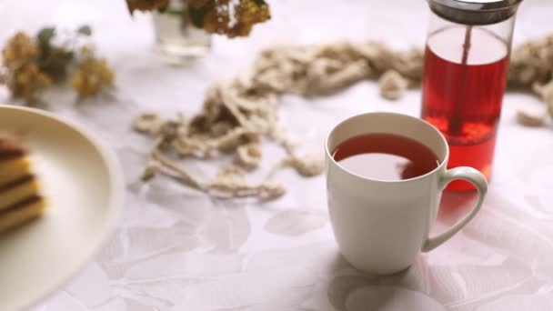 Herbata Kawałkiem Biszkoptu Ozdobione Czekoladą Serwowane Śniadanie Rano Domu Lub — Wideo stockowe