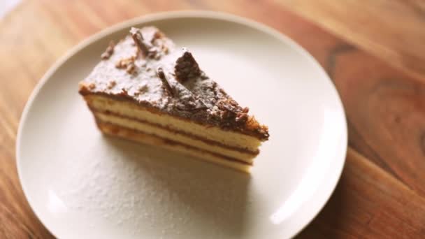 Tè con pan di Spagna decorato con cioccolato servito per la prima colazione al mattino a casa o in un hotel, godendo la vita e gustoso concetto di cibo — Video Stock