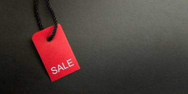 Kara Cuma İndirim ya da İndirim afişi. Siyah arka planda kırmızı kıyafetler var. Metin için alanı olan modern minimal tasarım. Promosyon, reklam, web, sosyal ve moda reklamları için şablon.