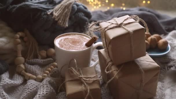 Skandinavisk mysig morgon med stickade filtar, kakaomugg, presentask, vinter och festligt humör, julstämning — Stockvideo
