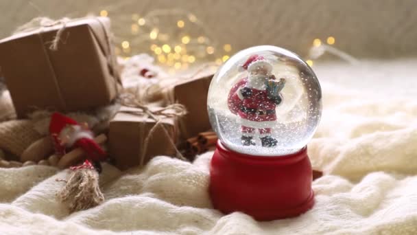 Navidad y año nuevo juguete bola de nieve con santa, caja de regalo, invierno y ambiente festivo, ambiente de cristmas — Vídeo de stock