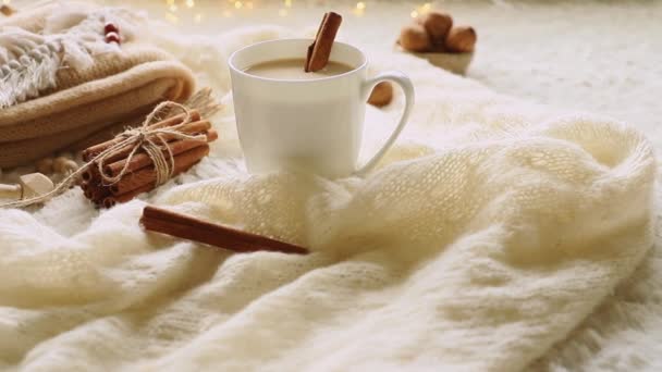 Melk, koffie, cacao of warme chocolademelk in een witte mok, Scandinavische stijl gezellige ochtend met een aantal gebreide dekens, cacao mok, geschenkdoos, winter en feestelijke stemming, kerst sfeer — Stockvideo