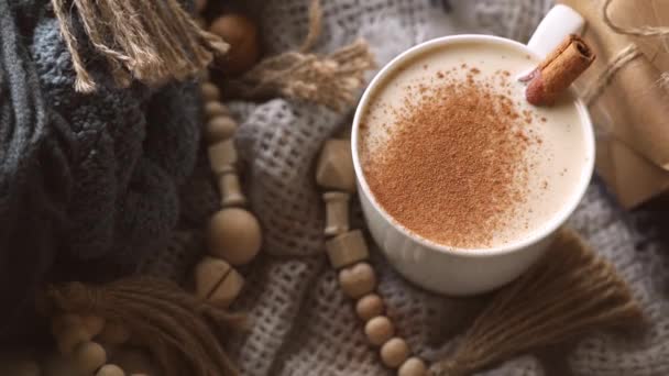 Örgü battaniye, kakao kupası, hediye kutusu, kış ve şenlik havası ve Noel havasıyla İskandinav tarzı rahat bir sabah. — Stok video