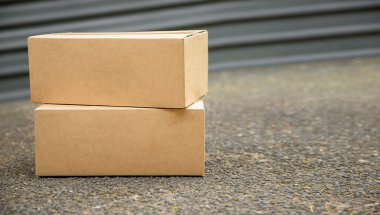 Mukavva kutular forn kapısına teslim edildi ve kontaksız teslimat için dışarı bırakıldı, online alışveriş için teslimat, COVID-19 nedeniyle temassız teslimat ve kamyonet