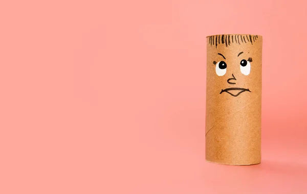 Personagem feito de rolo de papel higiênico com rosto pintado expressando felicidade ou satisfação sobre fundo rosa, conceito de emoção, ideias diy para crafting com crianças — Fotografia de Stock