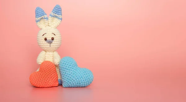 분홍색 배경에 하트 모양의 장난감을 갖고 있는 귀여운 장난감 토끼, 우정, 사랑 과 관심 컨셉, 발렌틴 데이 카드 템플릿 — 스톡 사진