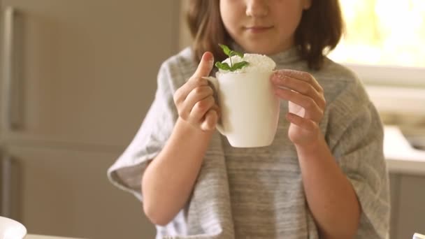 Niña sosteniendo la torta en una taza, hornear en casa con los niños, preparación de postres — Vídeos de Stock