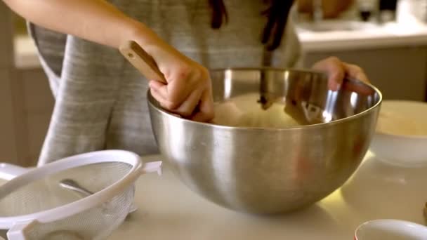 Menina preparando uma mistura para o bolo em uma caneca, assar sobremesa, cozinhar com as crianças em casa — Vídeo de Stock