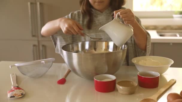 Dziewczynka przygotowuje mieszankę na ciasto w kubku, deser pieczenia, gotowania z dziećmi w domu — Wideo stockowe