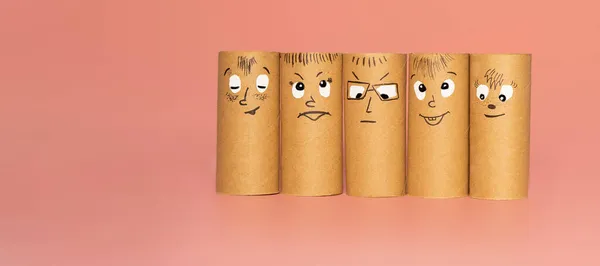 Personages gemaakt van wc-papier roll met geschilderd gezicht uiten geluk of tevredenheid over roze achtergrond, emotie groep concept, diy ideeën voor het knutselen met kinderen — Stockfoto