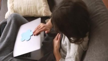 İnternet 'te ev ödevi yapan ya da internette gezinen genç kız portresi, mdeia teknolojileri, dijital iletişim ya da alışveriş, gençlik yaşam tarzı