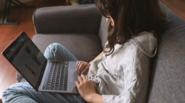 İnternet 'te ev ödevi yapan ya da internette gezinen genç kız portresi, mdeia teknolojileri, dijital iletişim ya da alışveriş, gençlik yaşam tarzı