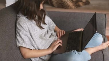 İnternet 'te ev ödevi yapan ya da internette gezinen genç kız portresi, mdeia teknolojileri, dijital iletişim ya da alışveriş, gençlik yaşam tarzı