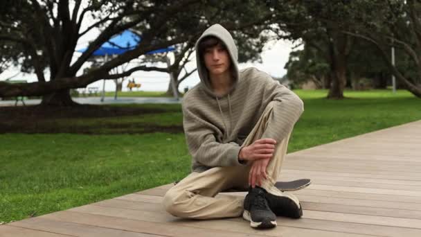 Хлопчик-підліток у скейт-парку, портрет на відкритому повітрі. концепція пристосованості, культура підлітків — стокове відео