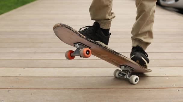 Teenager-Junge in einem Skatepark, Outdoor-Porträt. Jugendkonzept, Jugendkultur — Stockvideo