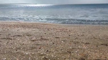 Kumsaldaki su dalgaları, turistik yerler, su bakımı konsepti.