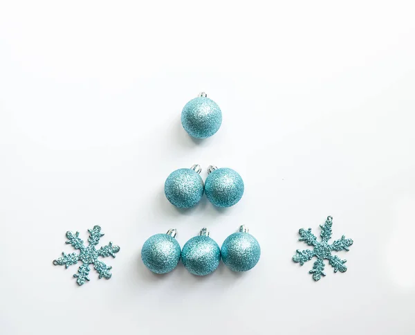 Albero di Natale fatto di palline blu su sfondo grigio chiaro, Natale e nuovo anno sfondo, spazio copia, cartolina di auguri stagionali — Foto Stock
