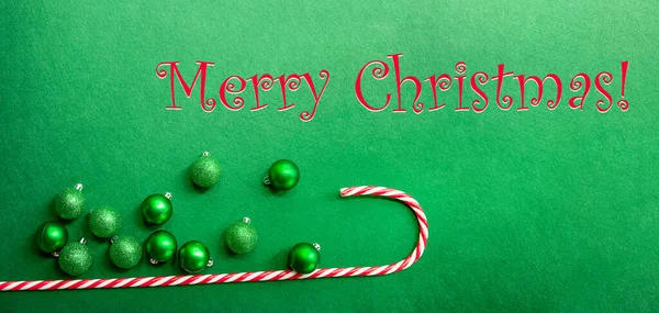 Árvore de Natal feita de bolas verdes sobre fundo verde, fundo de Natal e ano novo, espaço de cópia, cartão postal de saudações sazonais — Fotografia de Stock